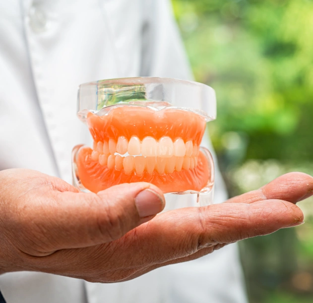 Removable dentures for missing teeth replacement